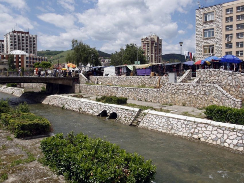 Dramë në Novi Pazar: Nja njëzet burra ta armatosur kanë zënë kantierin e Qendrës islamike!