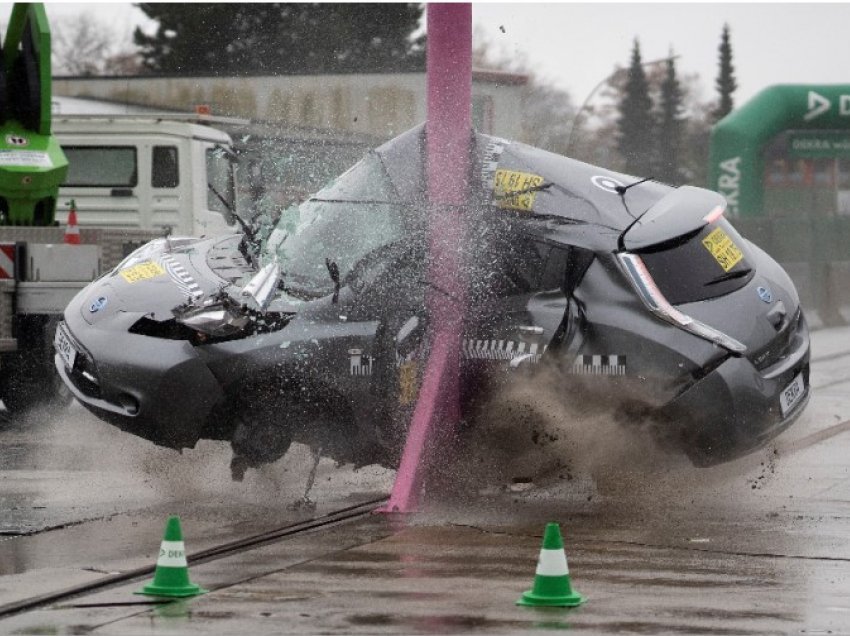 A do të mbijetonte kush: Ja çfarë mbetet pas ndeshjes me 75 km/h