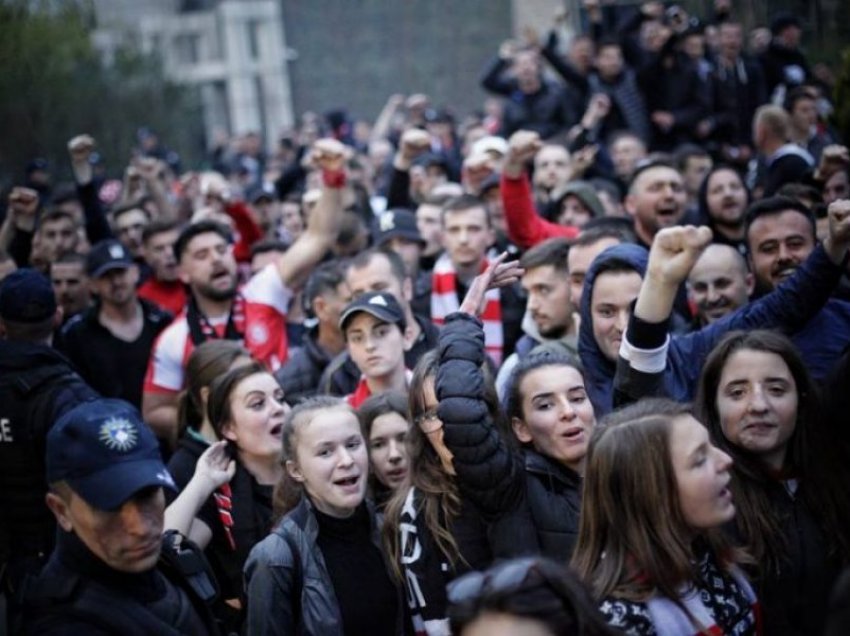 Tifo grupet e Kosovës mblidhen për të kërkuar ndihmë për Nazlije Sherifin