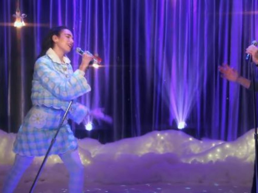 Interpretimi i mrekullueshëm i “Christmas is all around” nga Dua Lipa dhe Jimmy Fallon