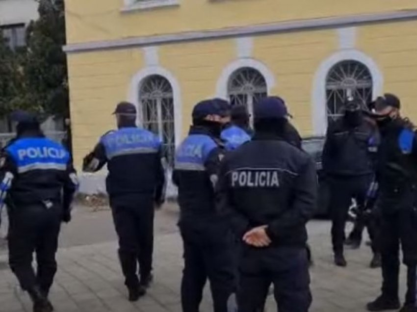 Shkodra në protestë për Klodianin, dy të mitur kapen me shishe me benzinë