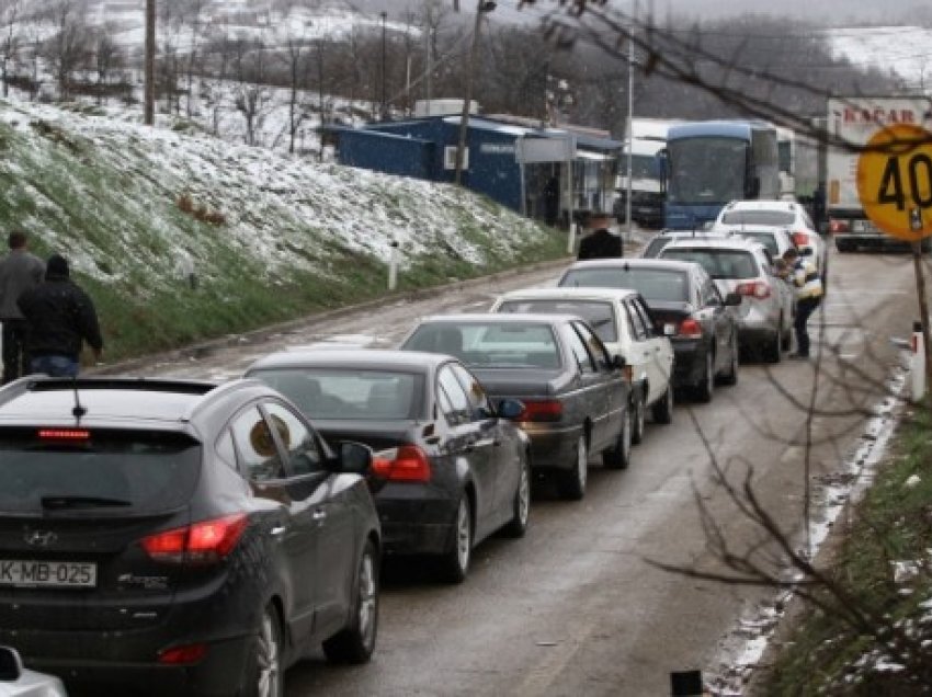 Kolona të gjata, pritjet deri në tri orë në njërën pikë kufitare