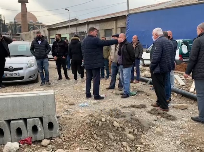 “Përgjegjësit ti thërrasin trurit!” Banorët e Shkozës në protestë për rrugën