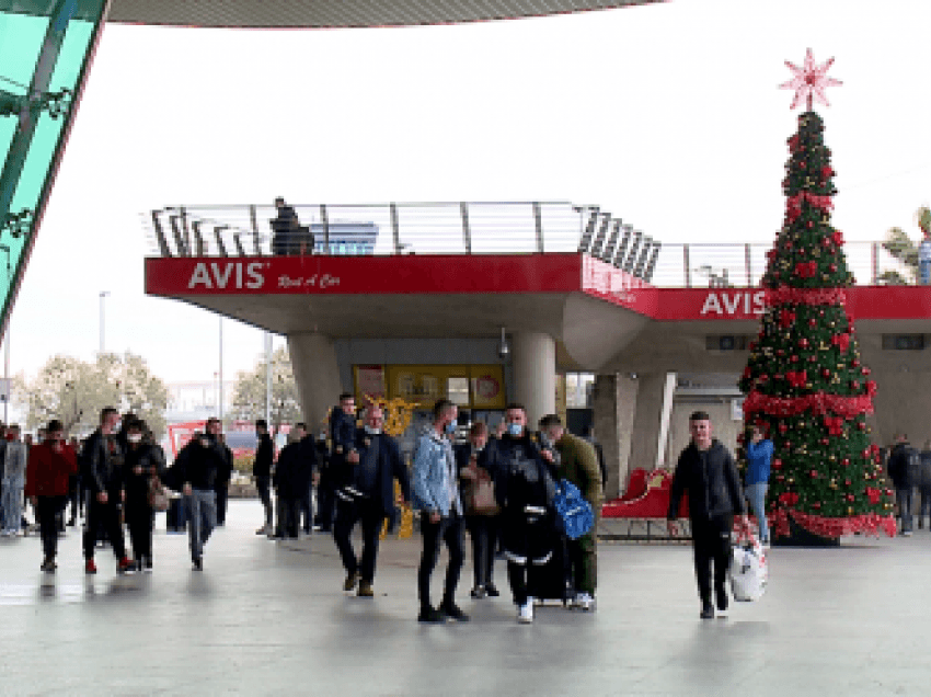 Tiranë-Londër sot dy fluturime/ Në aeroport vijuan shkëmbimet me Britaninë e Madhe