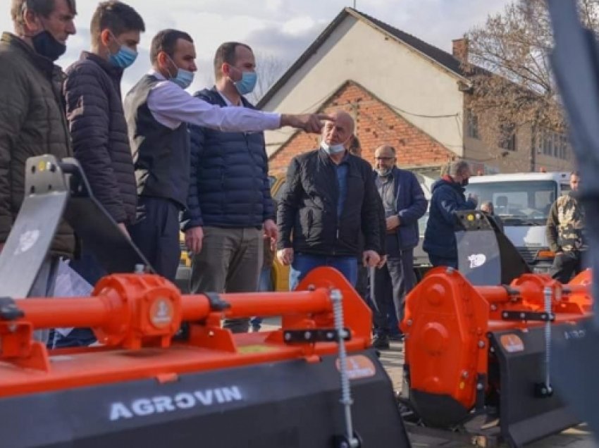 ​Komuna e Kamenicës vazhdon me shpërndarjen e pajisjeve bujqësore për 35 fermerë