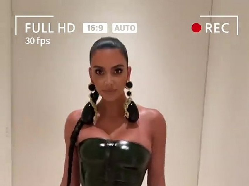 Për Krishtlindje, Kim Kardashian mahnit me veshjen si 'luftëtare'