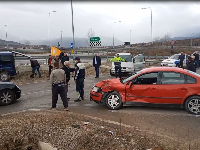 Aksident në kryqëzimin problematik të Rrugës së Kombit, përplasen tri makina, 5 të plagosur