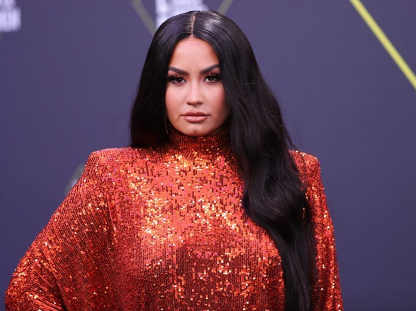 Demi Lovato dekoron thonjtë “me syrin e mësyshit”