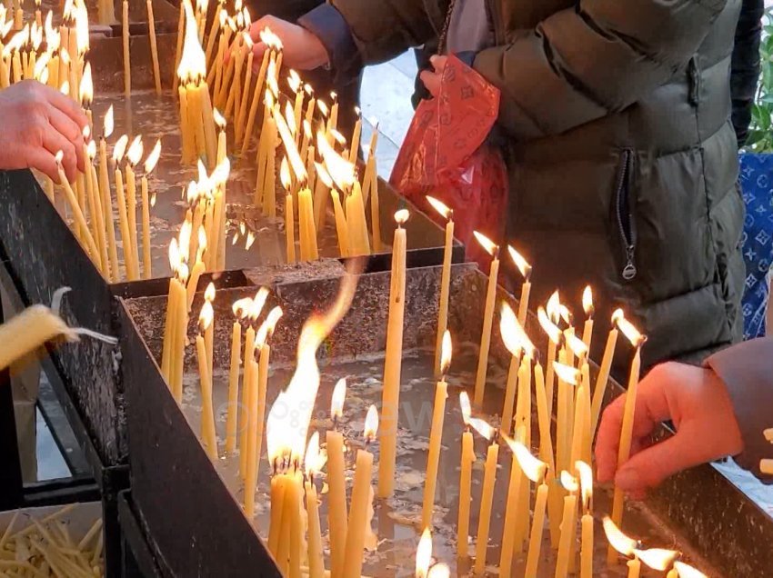 Covidi zbeh Krishtlindjen, besimtarët urojnë për një vit të ri pa sëmundje