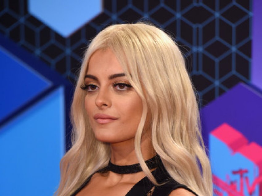 Bebe Rexha tregon dekorimet e shtëpisë për fundvit