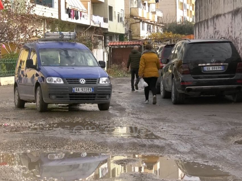 “Gjithnjë kemi votuar por gjë s’kemi fituar” Vlonjatët ankohen për Lelin: “Vdiqëm nga balta!”