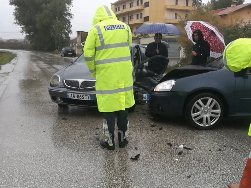 Përplasen kokë më kokë dy makina në Lushnje, plagosen tre persona