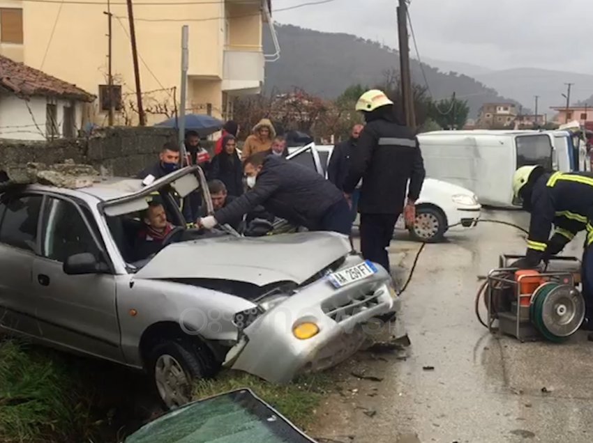 Aksident i rëndë - përplasen dy makina, shoferi bllokohet brenda mjetit