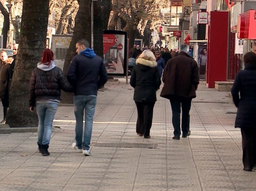 Pandemia frenoi largimin e shqiptarëve