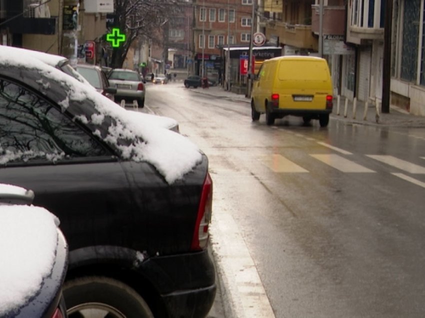 Reshjet e borës vështirësojnë lëvizjen në rrugë, 86 aksidente për 24 orë