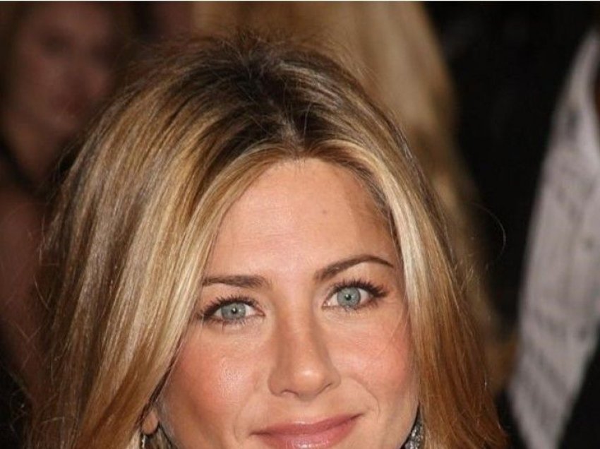 Një stoli në pemën e krishtlindjes së Jennifer Aniston, shkaktoi debat në internet