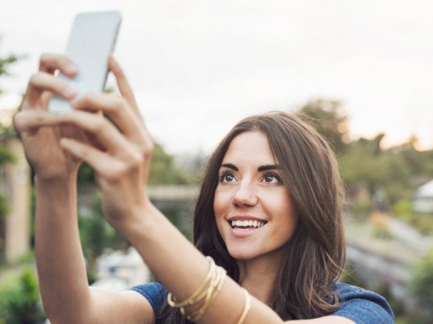 Dëshira për tu dukur të bukura, 1/3 e vajzave modifikojnë fotot që postojnë në internet. Nëse nuk marrin “pëlqime” …