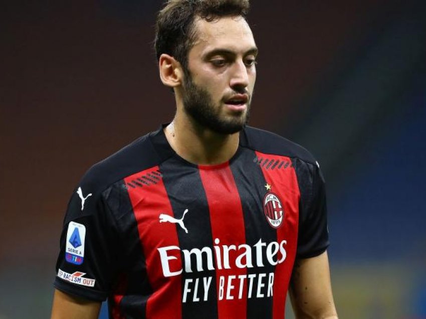 Hakan Calhanoglu “zbutet”, gati të pranojë ofertën e Milanit për rinovim