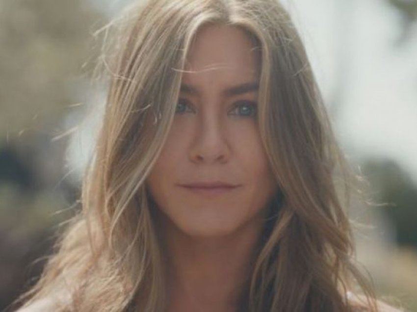 Jennifer Aniston tregon fizikun në një video në palestër