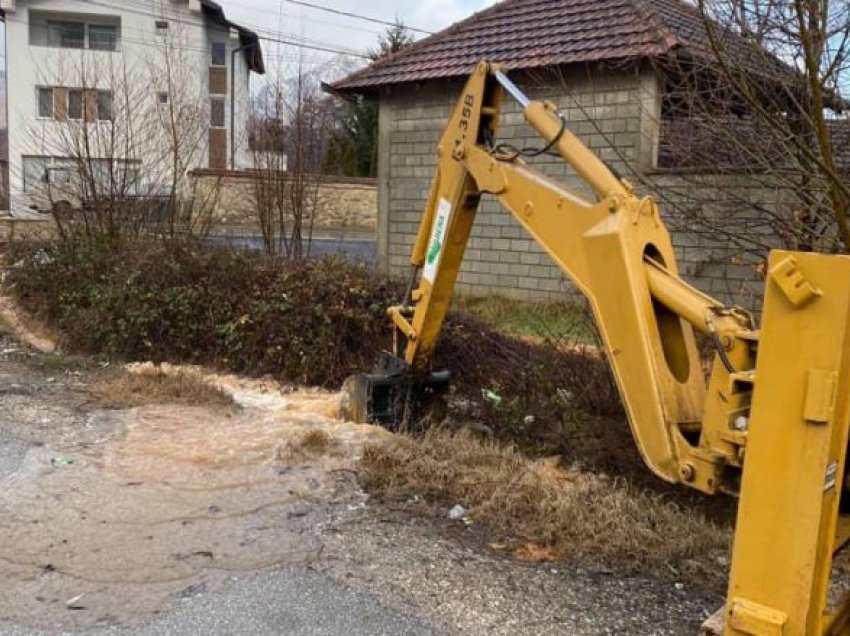 Reshjet e shiut dhe erërat e forta lënë pa rrymë disa fshatra të Deçanit, shkaktohen edhe vërshime