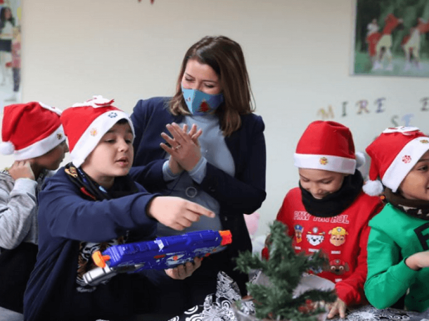 Manastirliu feston me femijët e “Zyber Hallullit”: Vit me sakrifica për të gjithë, mirënjohje edukatorëve!