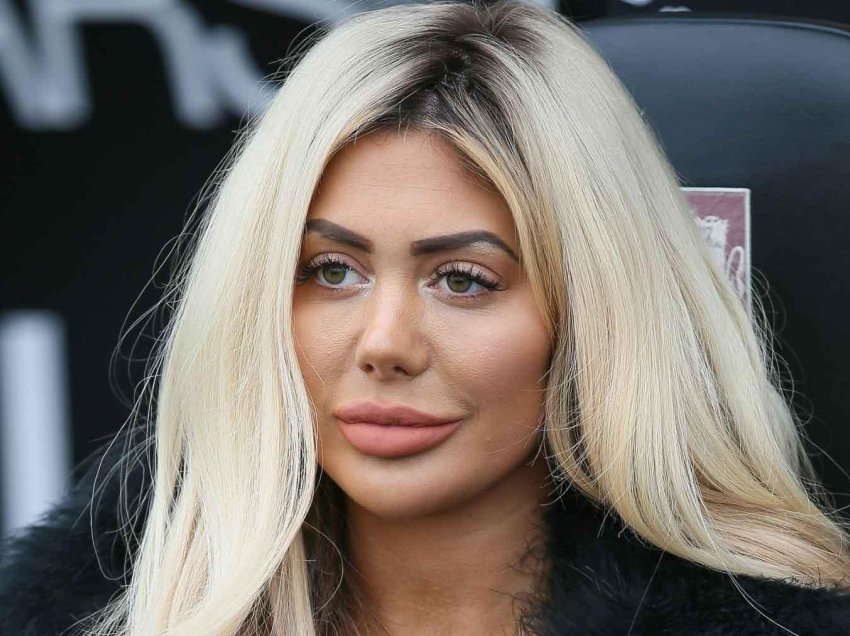 Chloe Ferry nuk i lë vend imagjinatës, zgjedh të pozojë me bikini që mezi i mbulojnë pjesët intime