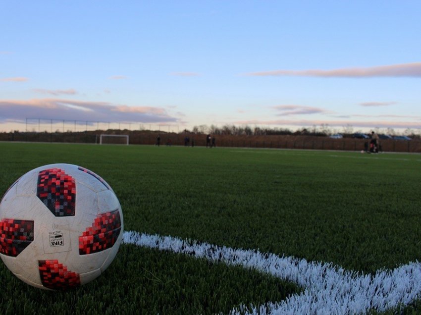 Bashkatdhetarët ndërtojnë fushën e futbollit në fshatin Prelez i Muhaxherëve