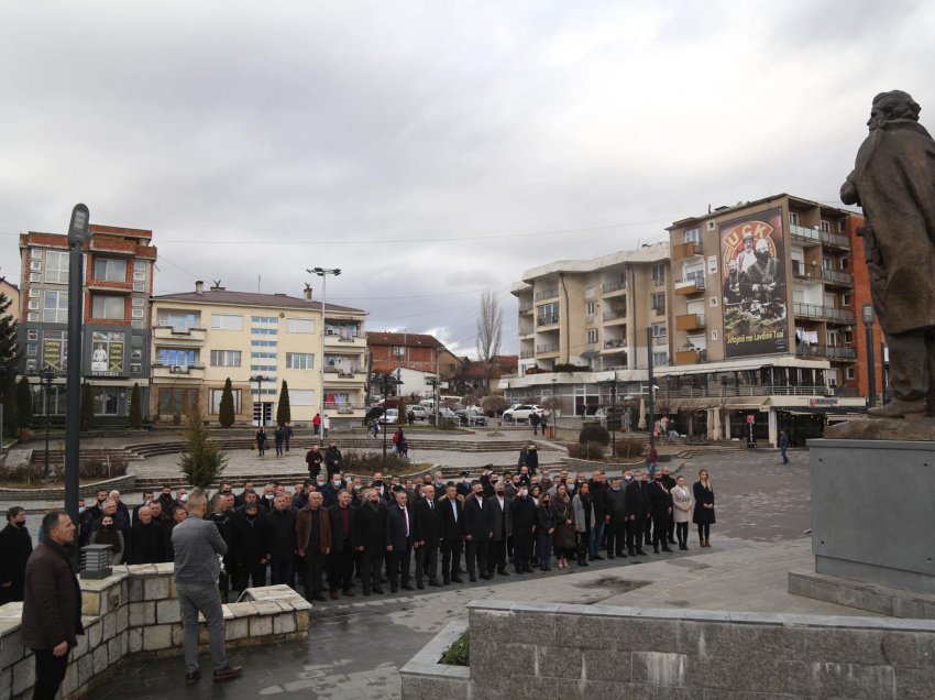 “Dita e Veteranit”: Jashari me Shoqatat e Dala nga Lufta e UÇK-së bëjnë nderime para  shtatores së Komandantit Legjendar Adem Jashari