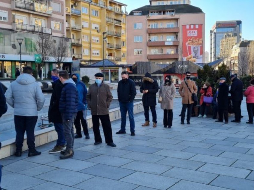 Radhë të gjata të qytetarëve që po presin për testim në shesh