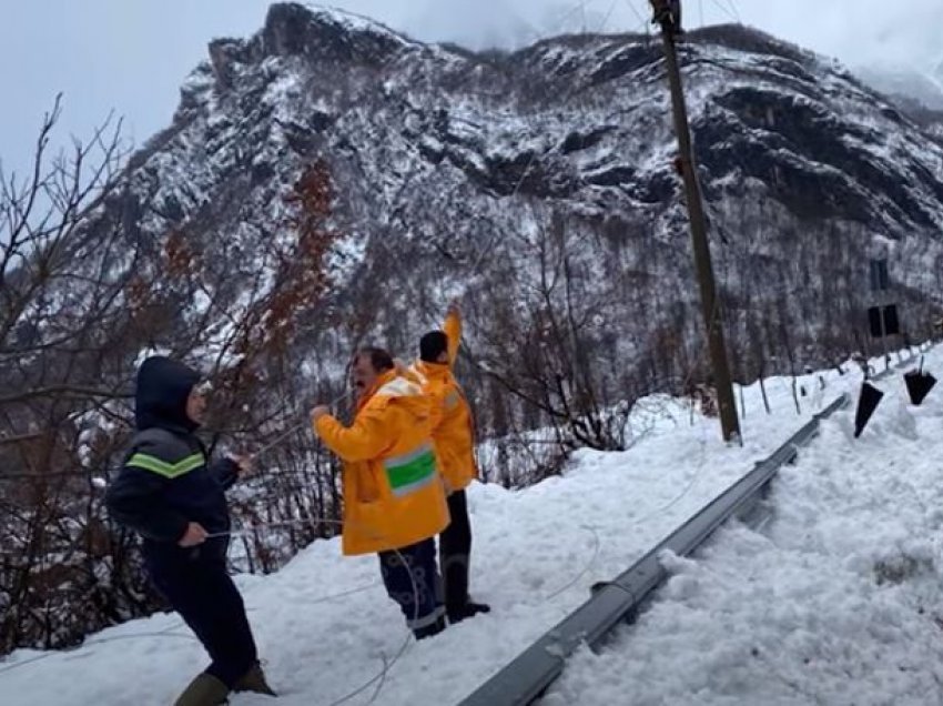 Bora e stuhitë dëmtojnë rrjetin shpërndarës në zonat malore, veriu i vendit 4 ditë pa drita