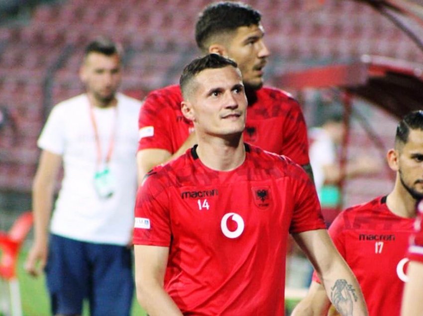 Xhaka publikon një fotografi duke u puthur, ja me kë