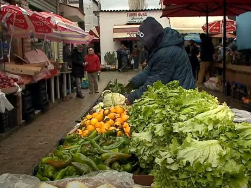 Ulen çmimet, por s’ka blerje/ Tregtarët: Pasojat e pandemisë, ky vit nuk krahasohet me të mëparshmit