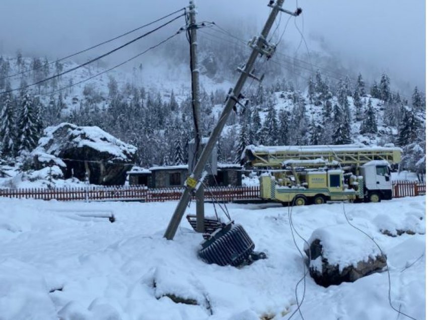 Dëbora e dendur shkakton probleme në Tropojë, dëme në rrjetin elektrik