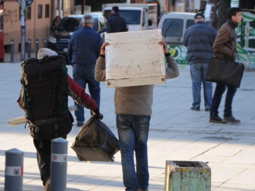 Grupmosha në prag pensioni, më e integruar në tregun e punës, papunësinë e vuajnë të rinjtë