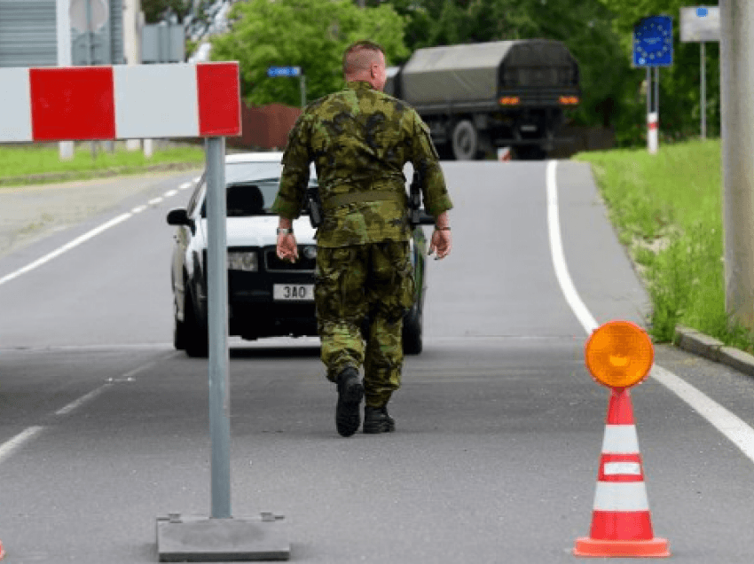 “Këtu nuk shkel më asnjë emigrant”/ Polonia nis ndërtimin e murit në kufi