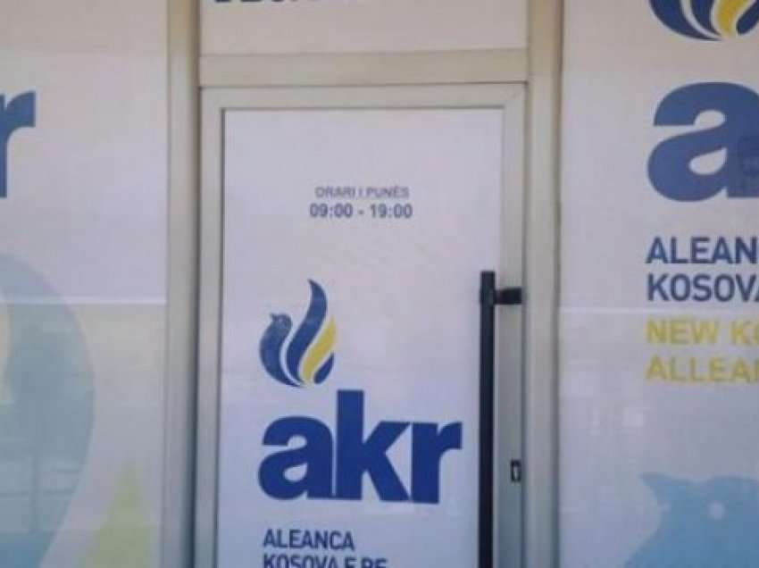 Dy asambleistë braktisin AKR-në