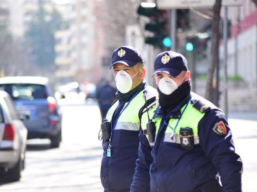 Ceremoni mortore dhe shkelje të orarit, Policia gjobit 4 bizneset në Krujë e Durrës