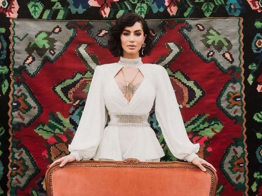 Dafina Zeqiri e nis javën mbarë, reperi me famë botërore mban veshur bluzën me portretin e saj dhe këngëtarja s’mund të ishte më e lumtur