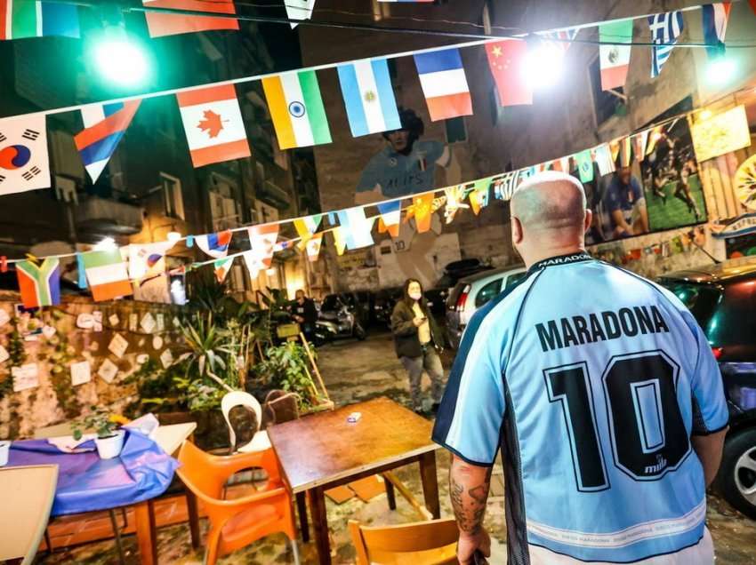 Qirinj, lule, lot! Napoli qan dhe kujton Diego Maradonën