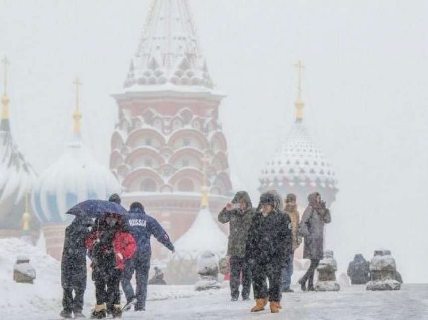 Rusia goditet nga stuhia e akullt, mijëra njerëz pa ngrohje dhe energji elektrike