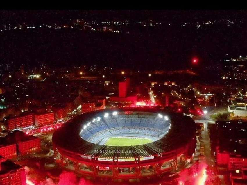 Tifozët e Napolit ndriçojnë stadiumin e tyre në nderim të Maradonës