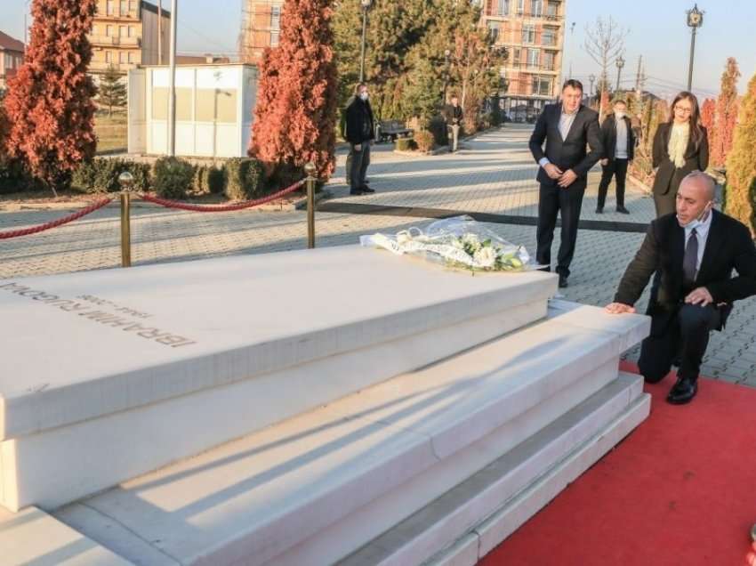 Haradinaj nderon heronjtë e Kosovës për nder të festës së Flamurit