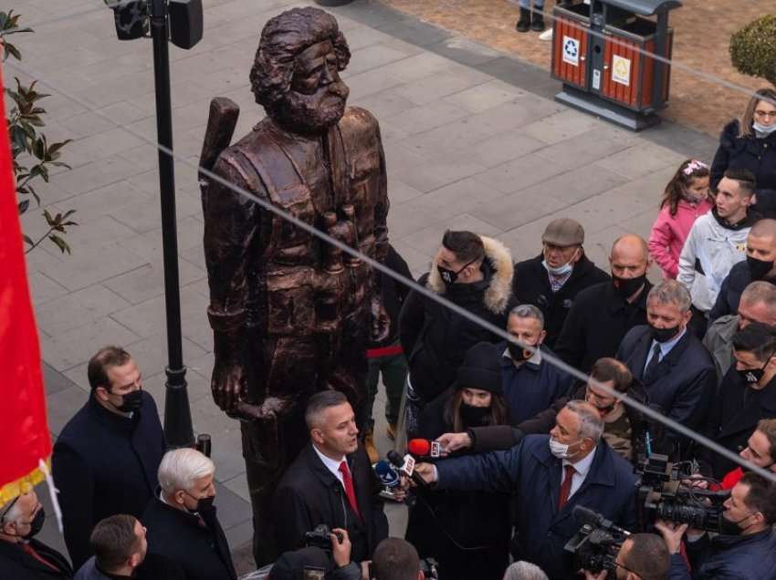 Shtatorja e Adem Jasharit në Prizren po cilësohet si karikaturë dhe skandaloze