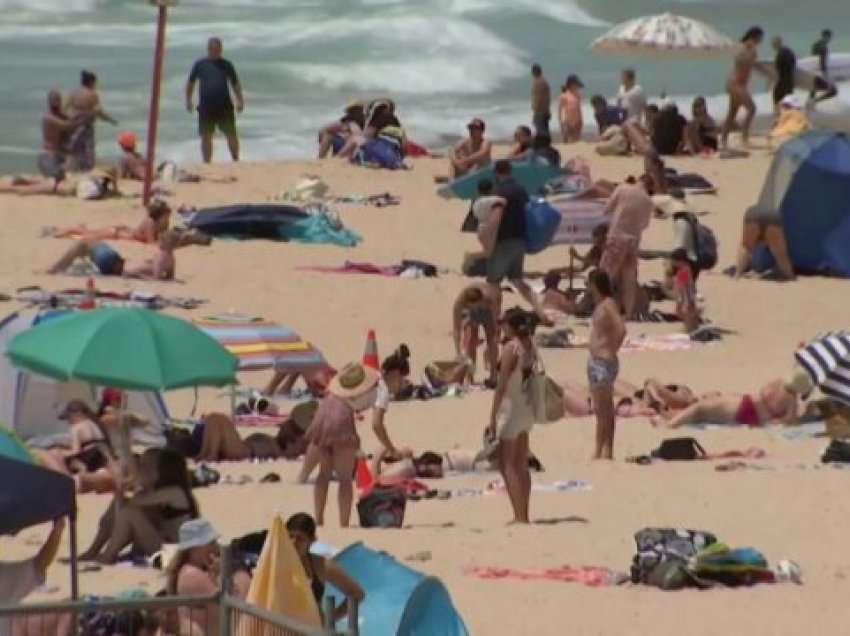 Australia harron pandeminë, qytetarët ua mësyjnë plazheve