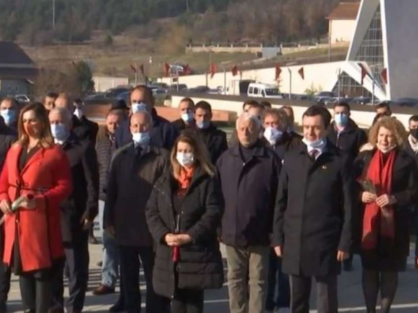 Albin Kurti bashkë me gruan e Rexhep Selimit bëjnë homazhe në Prekaz