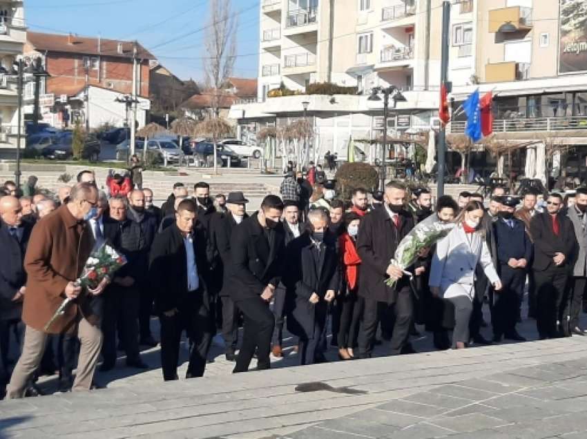 Bëhen homazhe para shtatores së komandantit legjendar Adem Jashari