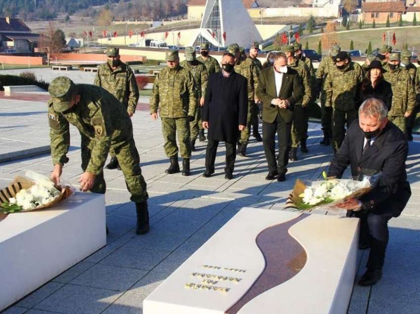 Ministri Quni dhe gjeneral Rama bënë nderime në Kompleksin Memorial në Prekaz