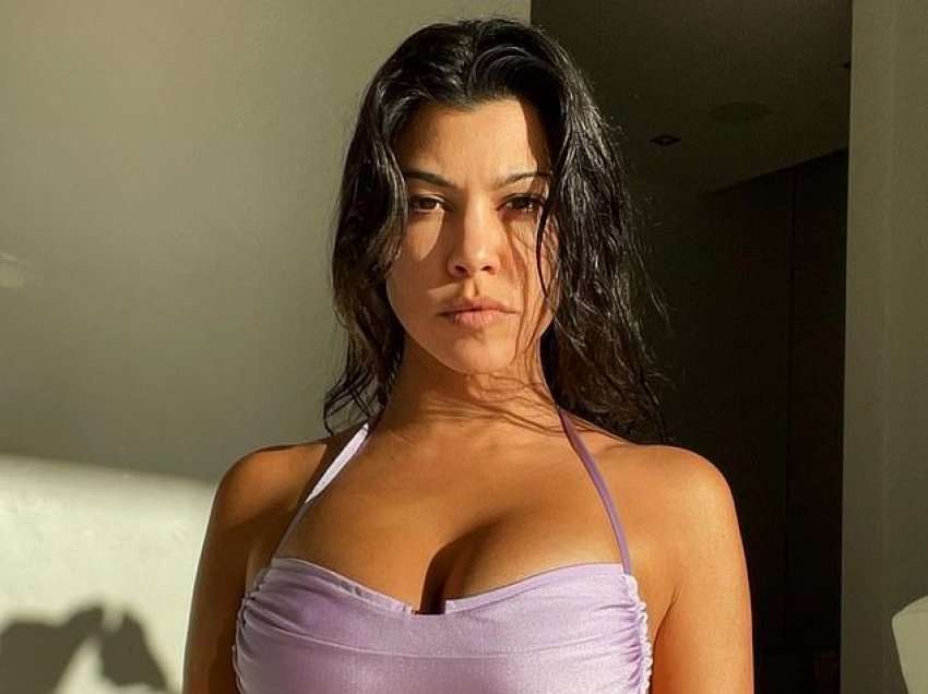 Kourtney Kardashian nis përgatitjet për verën, trupi i saj duket për lakmi