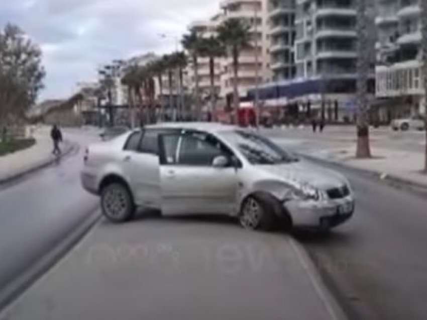 Aksident në Lungomaren e Vlorës, makina del nga rruga