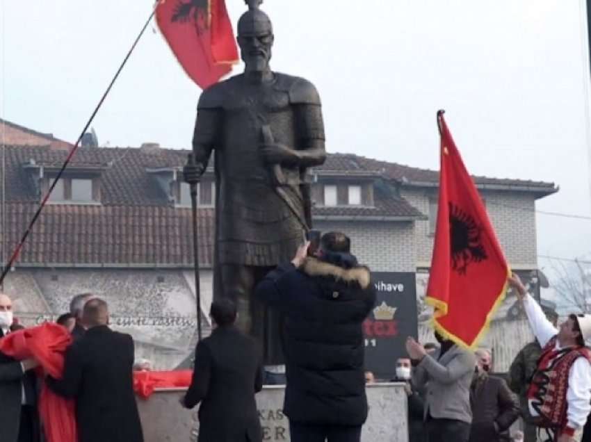 Kritika për dizajnin e shtatoreve të Skënderbeut e Adem Jasharit, që u inauguruan dje në Prizren